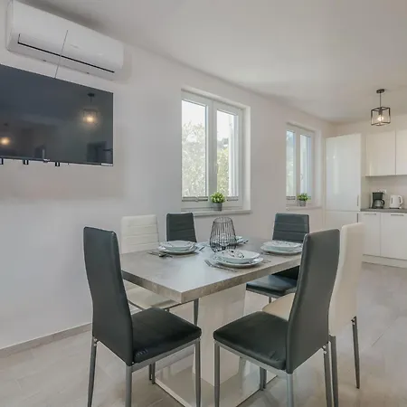 Apartman Lana By Interhome Soline